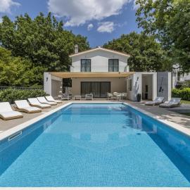 Villa VENTURA with private 45 sqm swimming pool, 4 bedrooms, gym, game room, Hotel in Srinjine