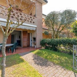 Villa Verga abitazione al piano terra con giardino, hotel in Lido degli Estensi