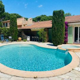 villa avec jacuzzi، فندق في سانت ماكسيم