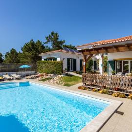 Casa May - Spacious family home with great outdoors!, hotel in Aljezur