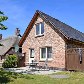 Ferienhaus mit Terrasse am Heideweg, hotel in Baabe