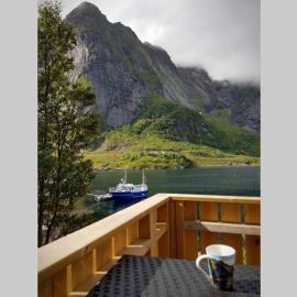 Cozy House By The Fjord In The Heart Of Lofoten