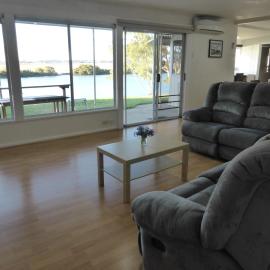 Riverfront Holiday House, hotel in Wellington East