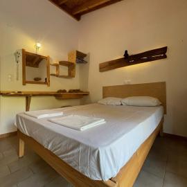 Pension Oasis, hotel em Votsi