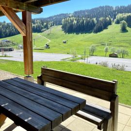 Gîte avec terrasse et belle vue - ChaletNelda com โรงแรมในลามูรา