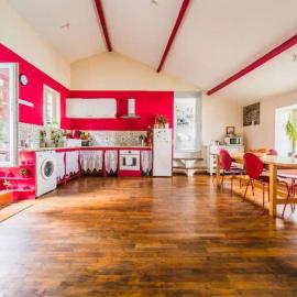 Appartement rouge avec jardin、Eymoutiersのホテル