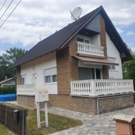 Wolf Vendégház, hotel in Balatonkeresztúr