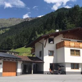 Ferienwohnung Sturm Pitztal, Hotel in Enzenstall