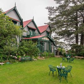StayVista at Sidhowal Lodge 1BR w Comp Breakfast, hotel Simlában