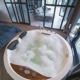Exclusive Jacuzzi Apartaments Klaipėda, hotel en Aukštkiemiai