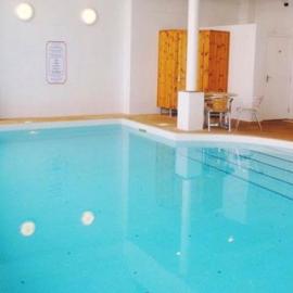 Apartment with Swimming Pool, хотел в Тенби