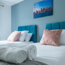 FURNISHED 3 BEDROOM HOUSE, SLEEPS 6, FREE PARKING, Near NEC