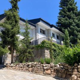 Los Cedros, gran chalet con piscina en Navacerrada, hotel en Navacerrada