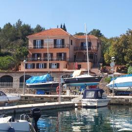Apartments Dora, with a beautiful view of the bay, near the sea and center, hotel in Vrboska