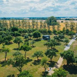 Guest house Lilac in apple tree park، فندق في Nākotne