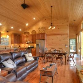 Free Railroad Tix + Amazing patio w/ Fire Pit + Home Theater + Hot Tub Almost Heaven