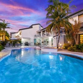 Noosa Boutique Apartments & Elkhorn Villas, готель у місті Нуза-Гедс