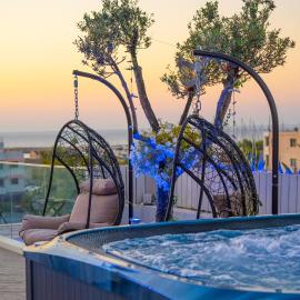 Mesogios House Suites, hotel u Larnaki