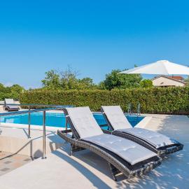 Villa Petra s bazenom, roštiljem i parkingom