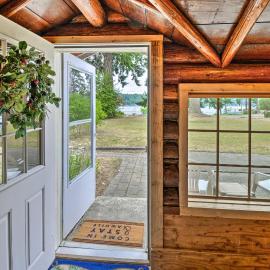 Wheelchair-Accessible Belfair Cabin w/ Patio!, hotel em Belfair