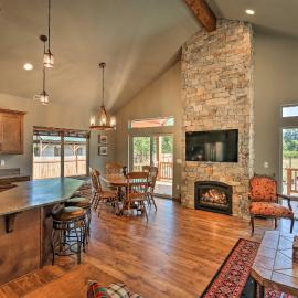Rustic Cabin Near Mt Rainier: Fire Pit & BBQ!, hotel in Packwood