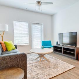 Grand Two Bedroom Two Bathroom Apartment with Balcony, hotel in Gainesville