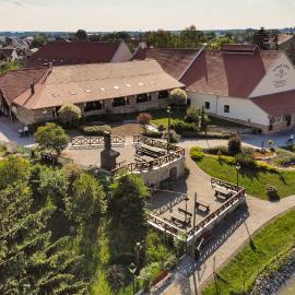 Penzion Dašické sklepy: Dašice şehrinde bir otel