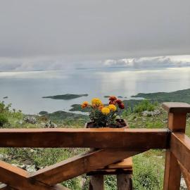 Livari Rooms Exclusive Chalet, hotel di Bar