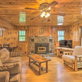 Steps to Lake: Tafton Cottage w/ Fire Pit & Grill, hotell sihtkohas Tafton