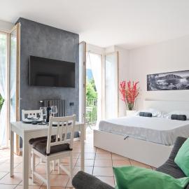 GuestHost - Lake Como Studio with Balcony & Parking!, hotel em Ossuccio