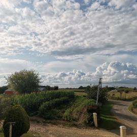 appartement calme en pleine campagne، فندق في Malaussanne