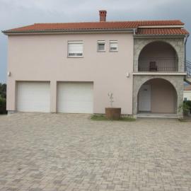 Natasa apartments Krk、Vrhのホテル
