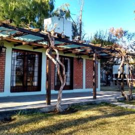 Casa Quinta Rodeada de Bodegas Piscina BBQ Mendoza, hotel v mestu Maipú
