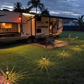 Cozy Camper with Private Entrance - Free Parking