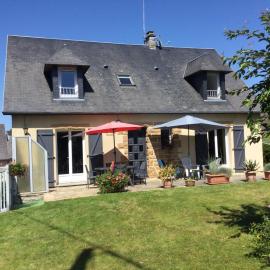 Coup de cœur assuré ! CALM Comme à la Maison ! maison spacieuse avec grande terrasse pour 2 à 5 personnes proximité Granville et mer avec wifi et parking gratuits, ξενοδοχείο στο Γκρανβίλ