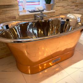 Pamper yourself in our DOUBLE SIZED copper tub -2 bedroom villa, hotel in Inverness