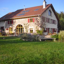 "Chambre Merisier" dans une ferme avec étang privé au coeur de la région des mille étangs, Faucogney-et-La-Mer、Faucogney-et-la-Merのホテル