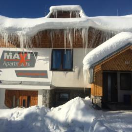 Apartments Maxi, hotel u gradu Stražne