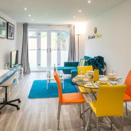 The 'Pinky' - Modern 1 Bed Apartment in Hatfield - FREE Parking - Near Uni, Business Park & town centre - Big savings on Long stays, hotel in Hatfield