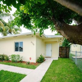 New house on the block near Miami Airport., hotell Miamis