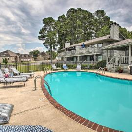 Balcony & Lake Access: Hot Springs Getaway!