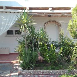 Luxury Cozy Villa With Garden Near The Sea، فندق في Mardhátion