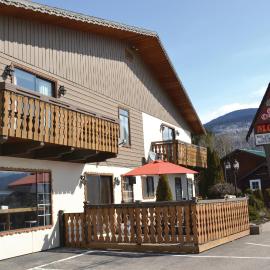 Chalet Continental Motel, hotel u gradu Valemount