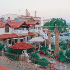Palm Garden Villa، فندق في Orfánion