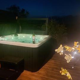Jacuzzi huisje De Berenshoeve, hotel Emmenben