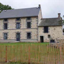 Gîte Lepetit Sabotier grande capacité Puy de Dôme、Giatのホテル