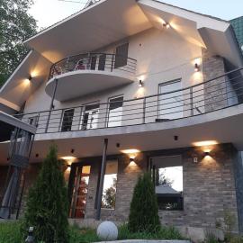 Green Villa Tsaghveri: Tsaghveri şehrinde bir otel