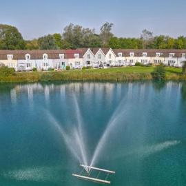 Lakehouse, 36 Isis Lake, hotel in Cirencester