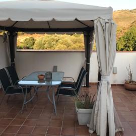 Apartamento junto al río en entrada ruta Cahorros, hotel a Monachil