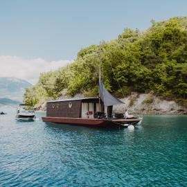 Les Toues Cabanées du lac, hotel in Le Sauze-du-Lac